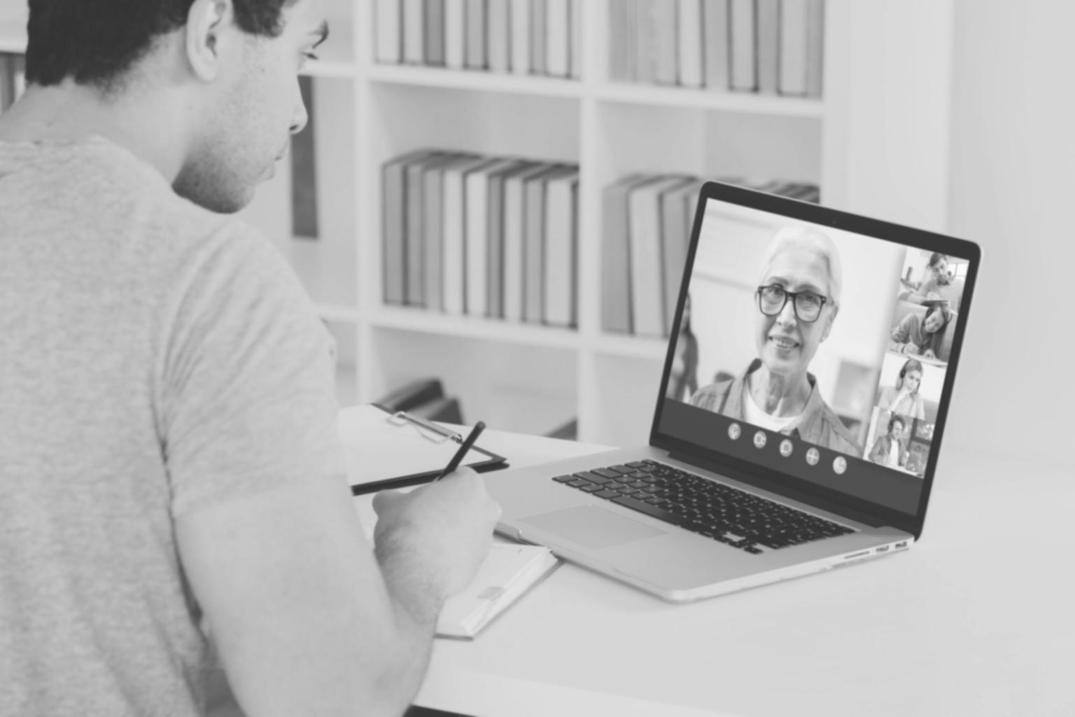 Finanzexperte bei der strategischen Budgetanalyse
